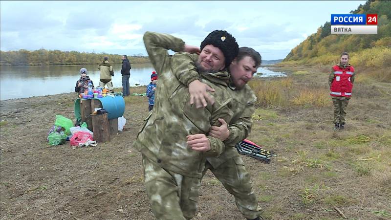 Кировские казаки провели осенний однодневный полевой сбор на берегу Вятки