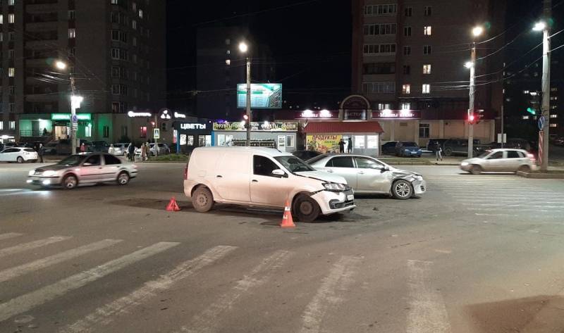 В Кирове столкнулись два автомобиля, травмирован 19-летний водитель «Лады Ларгус»