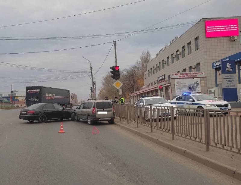 В Кирове на улице Производственной столкнулись два автомобиля, травмирована женщина