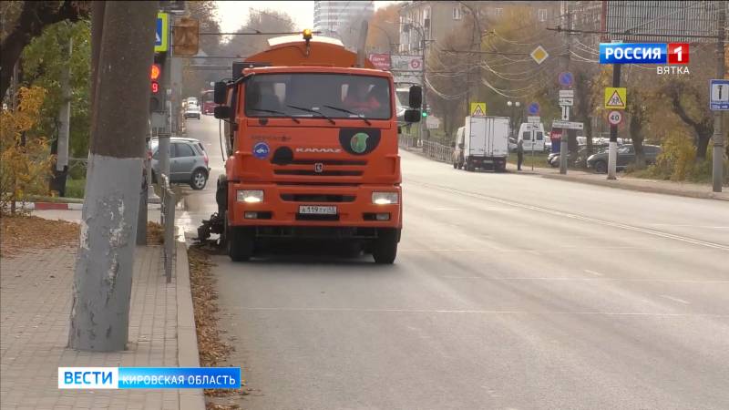 В Кирове в осенней уборке задействовано 50 единиц спецтехники