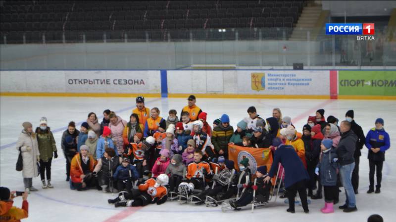 В Кирово-Чепецке прошла тренировка по следж-хоккею для особенных детей