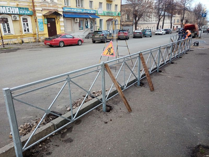 В Кирове на перекрестке улиц Ленина и Преображенской устанавливают пешеходные ограждения