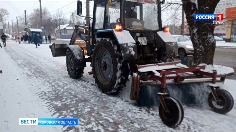 В Кирове на уборку улиц от снега вывели 50 единиц техники