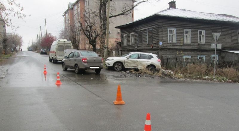 В Слободском «Лада Гранта» не уступила дорогу и врезалась в «Ниссан», пострадала женщина