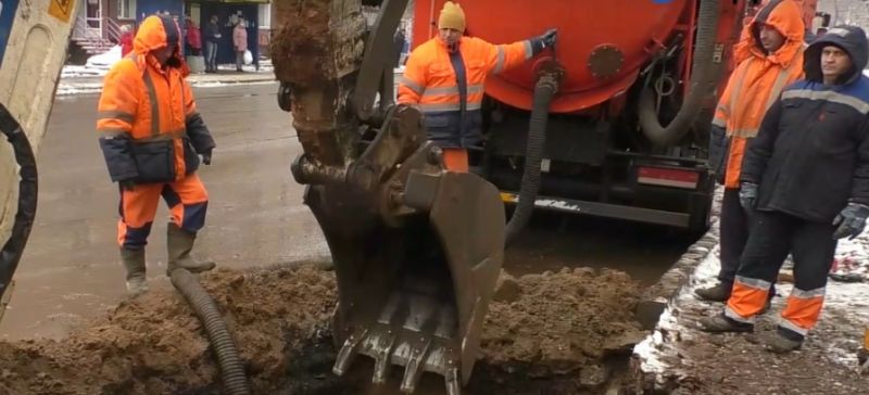 В Кирове на улице Милицейской «Водоканал» устранил утечку воды на глубине 3,5 метров