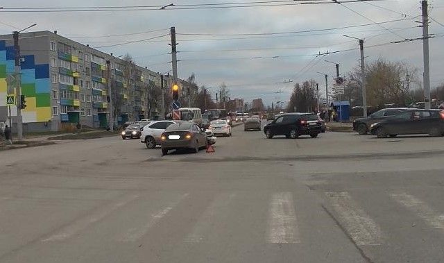 В Кирове водитель автомобиля «Лексус» врезался в «Хендай Солярис», пострадала девушка