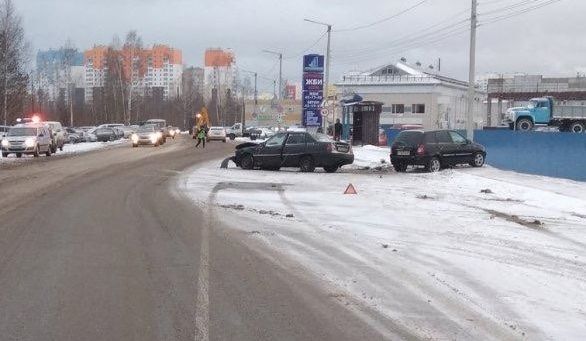 В Кирове пьяный водитель «Дэу Нексия» врезался в «Ладу Калину», пострадали два человека