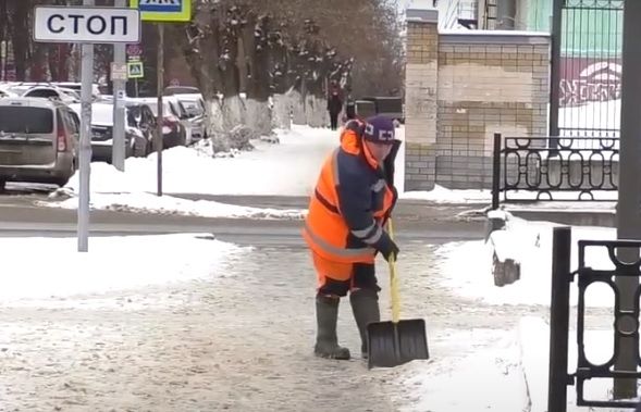 В Кирове при обработке проезжей части песко-соляная смесь не используется