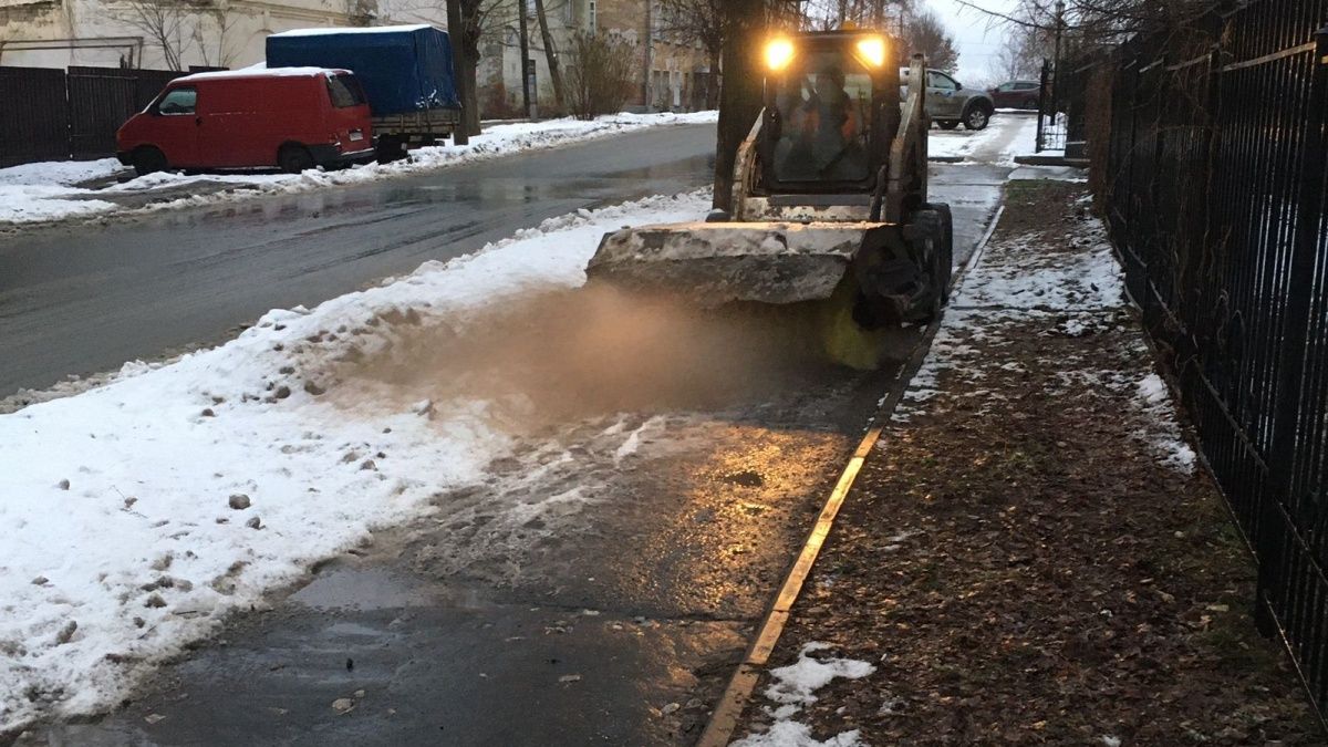 В Кирове подрядчики не допускают обледенения дорог и тротуаров