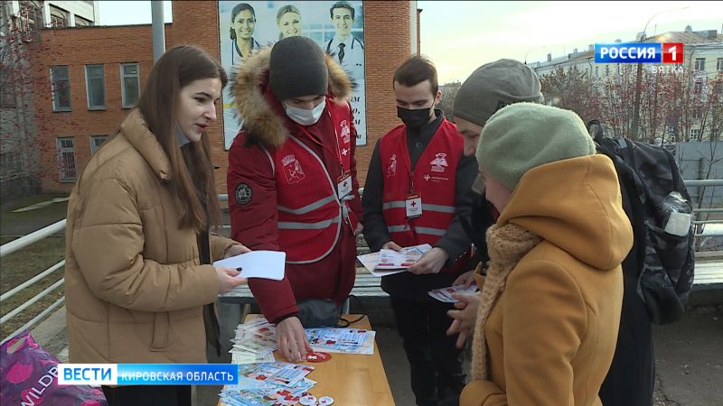 Волонтёры-медики рассказали кировчанам о признаках инсульта и оказании первой помощи