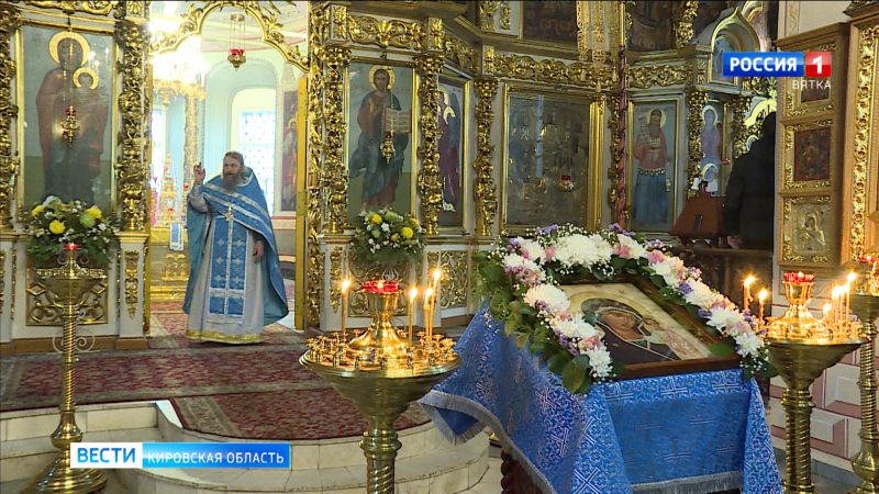 В храмах состоялись праздничные богослужения в честь Казанской иконы Божией Матери