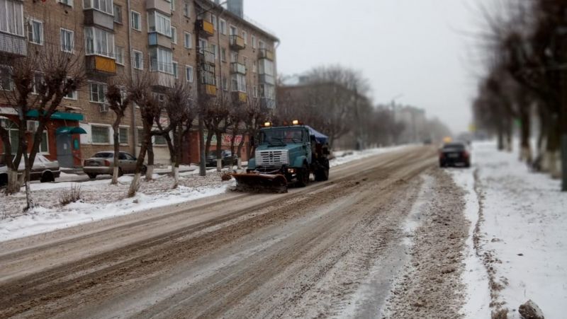 В Кирове на уборку дорог и тротуаров вывели 85 единиц техники