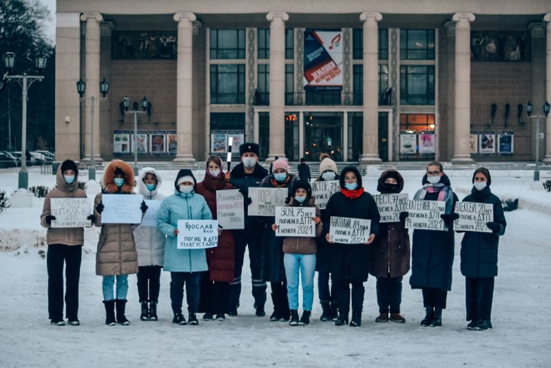 Кировские студенты совместно с автоинспекторами почтили память жертв дорожных аварий