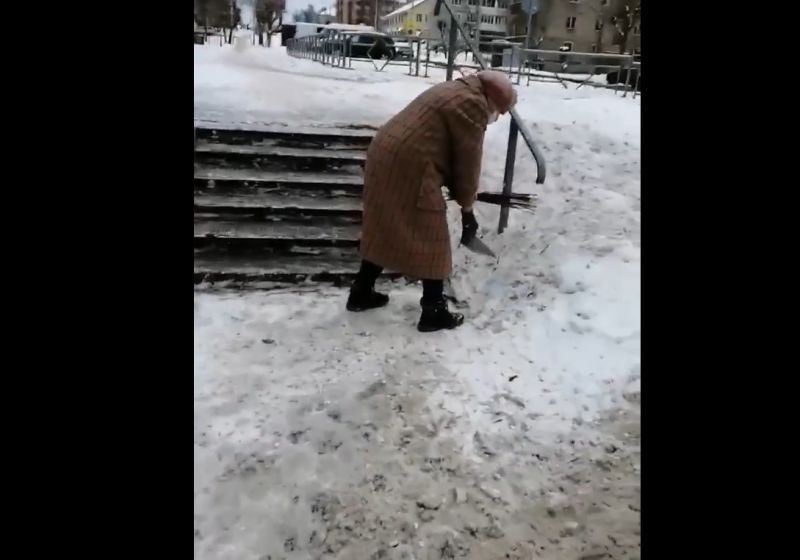 В Кирове пожилая женщина чистила тротуар на улице Маклина