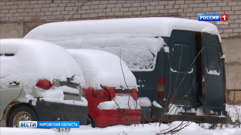 В Кирове эвакуируют мешающие уборке снега машины