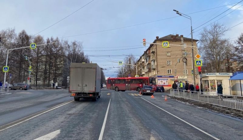 В Кирове водитель «Ниссан Альмера» сбил пешехода