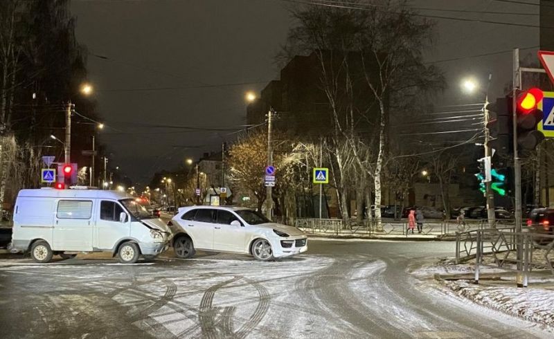 В Кирове автоледи за рулем Porsche Cаyenne врезалась в Газель