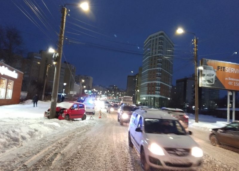 В Кирове при столкновении иномарки с автобусом пострадала женщина