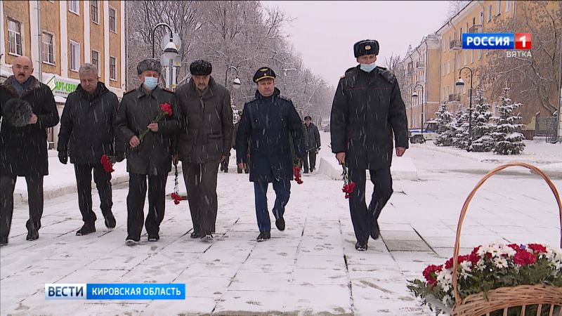 В память о Героях Отечества состоялось возложение цветов к Вечному огню