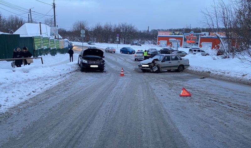 В Кирове ВАЗ столкнулся с автомобилем «Тойота Рав 4», травмированы водители