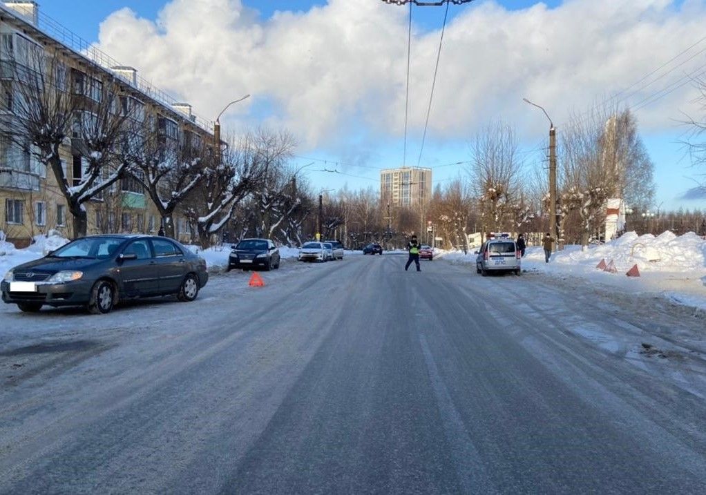 Под кировском. Дороги Кировской области. Аварии в Кировской области за сутки. Октябрьский проспект 36 Киров.