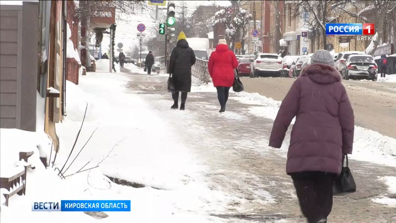 На кировских улицах устраняют зимнюю скользкость