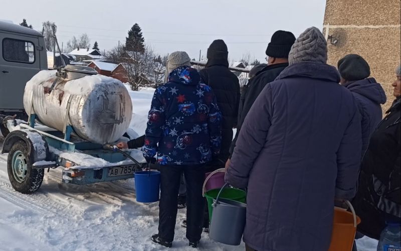 Жители поселка Ленинская Искра третий день живут без воды