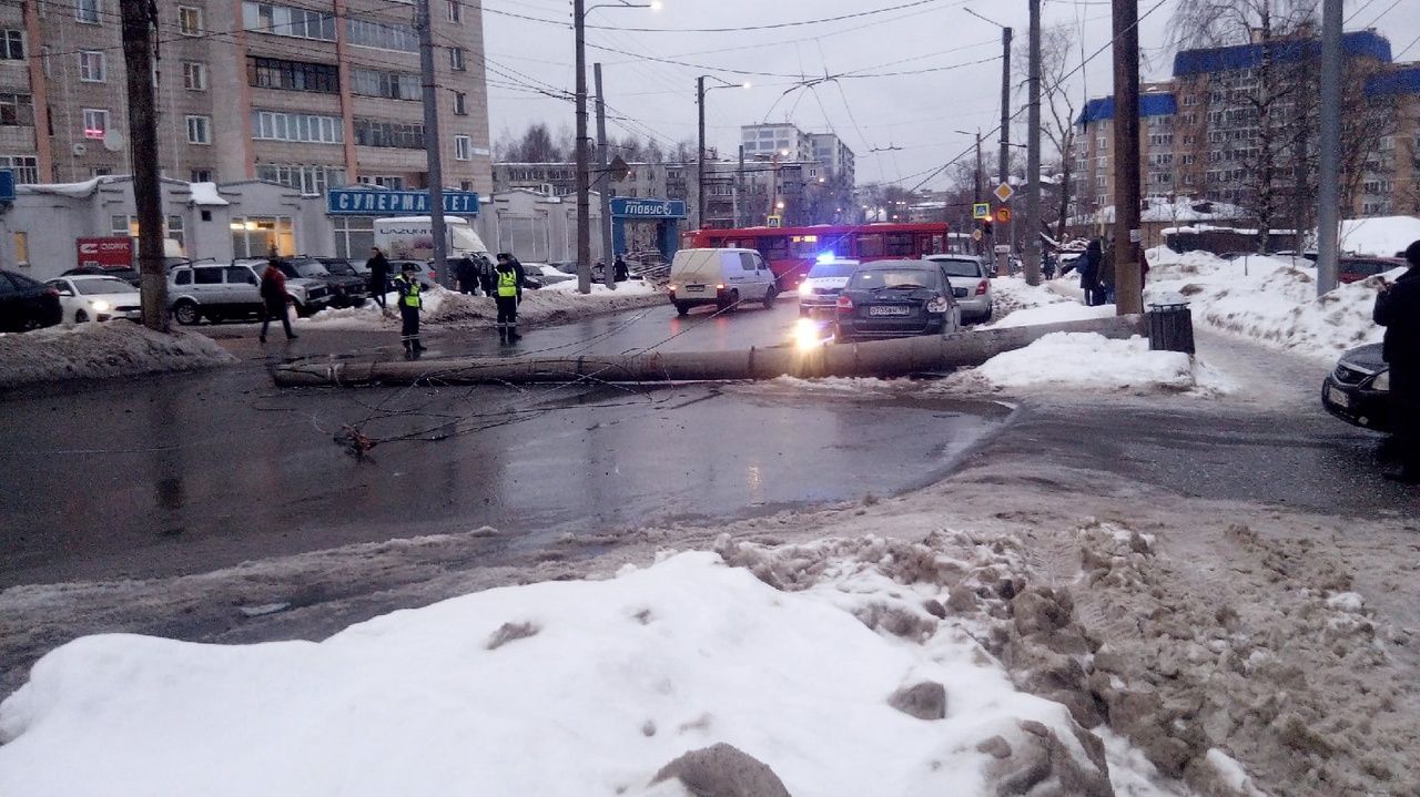 В Кирове на улице Щорса столб рухнул на дорогу и перегородил движение