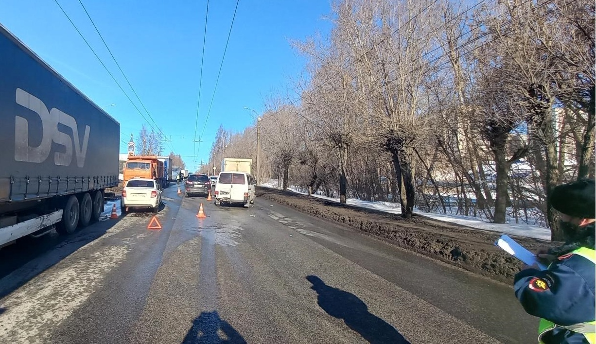 В Кирове столкнулись четыре автомобиля