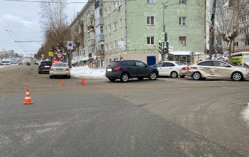 В Кирове в ДТП пострадала автоледи на «Хендай»