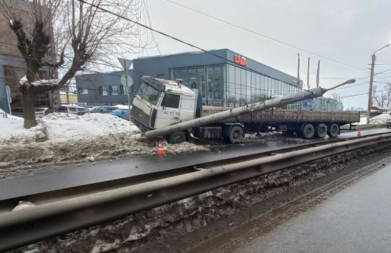 В Кирове на улице Производственной водитель МАЗа снёс столб