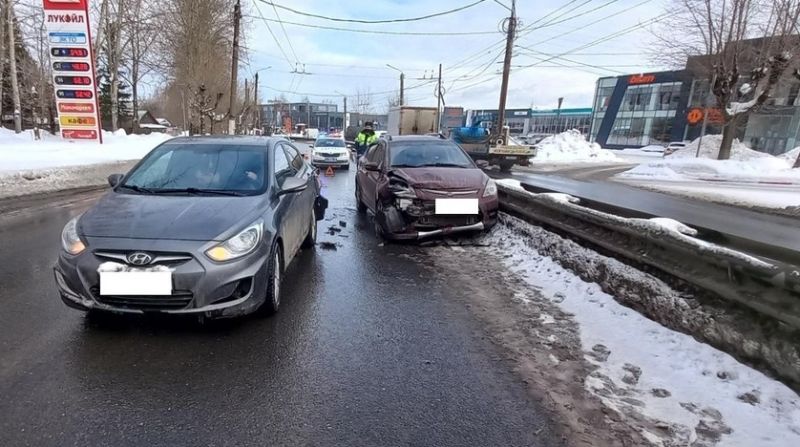 В Кирове пьяный бесправник врезался в иномарку и получил травмы