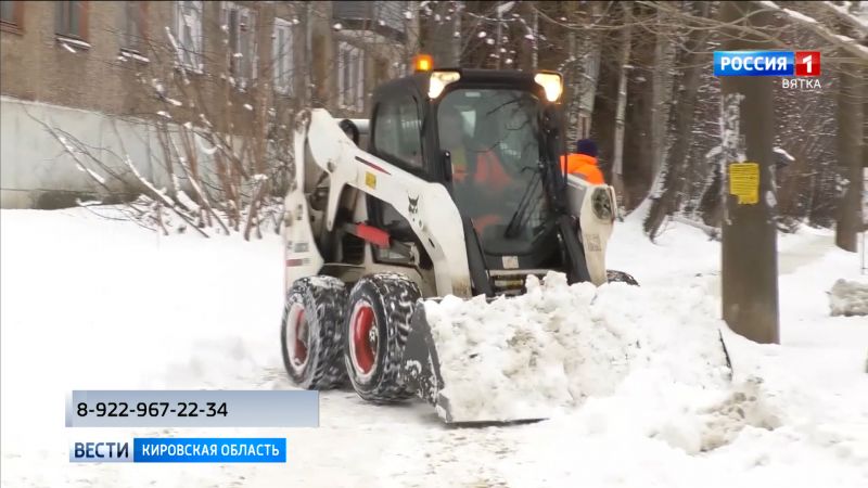 В Кирове продолжаются работы по очистке тротуаров от снега