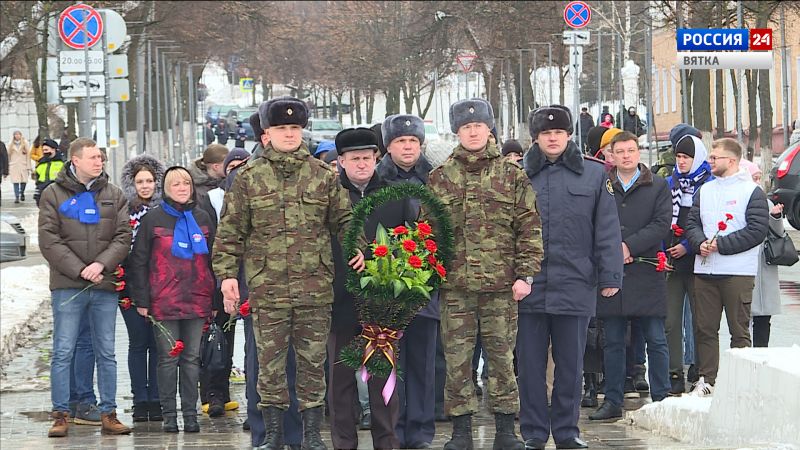 Кировчане возложили цветы к Вечному огню