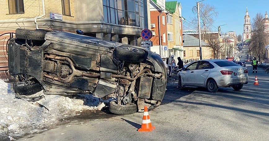 В Кирове пьяный водитель спровоцировал многочисленное ДТП с двумя пострадавшими