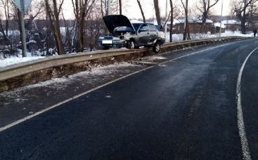 В Яранске бесправник на ВАЗе врезался в дорожное ограждение, травмированы два человека