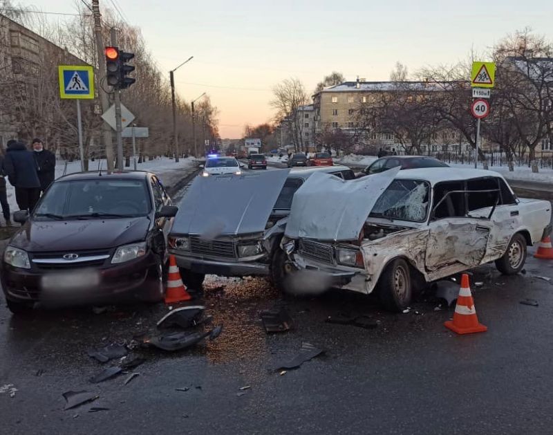 В Кирове на улице Чапаева столкнулись 4 автомобиля, травмированы двое водителей