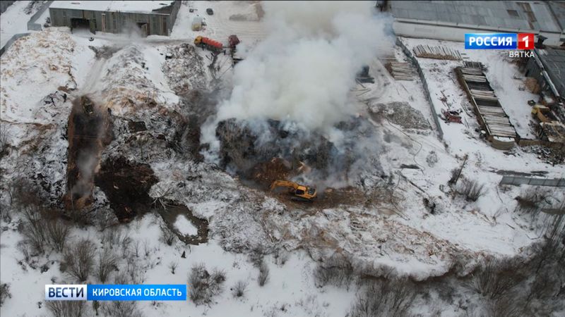 Свалка древесных отходов в Лянгасово продолжает гореть