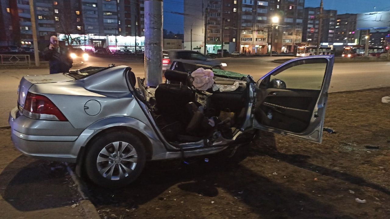 В Кирове на Московской «Опель» налетел на опору ЛЭП, травмированы два  человека » ГТРК Вятка - новости Кирова и Кировской области