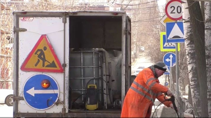 В Кирове подрядчики начали мыть дороги и заборы