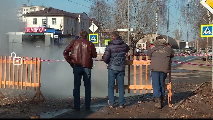 В Кирове горячая вода залила перекресток Блюхера и Володарского