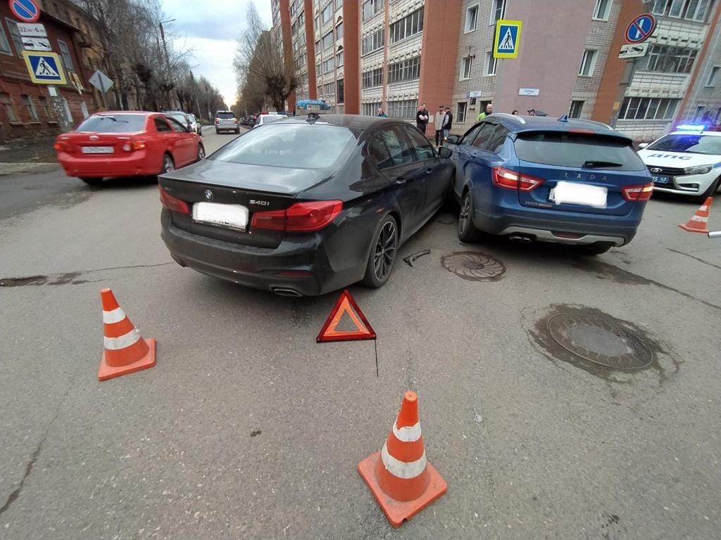 В Кирове на Труда в ДТП пострадал 50-летний водитель автомобиля «Лада  Веста» | 27.04.2022 | Киров - БезФормата