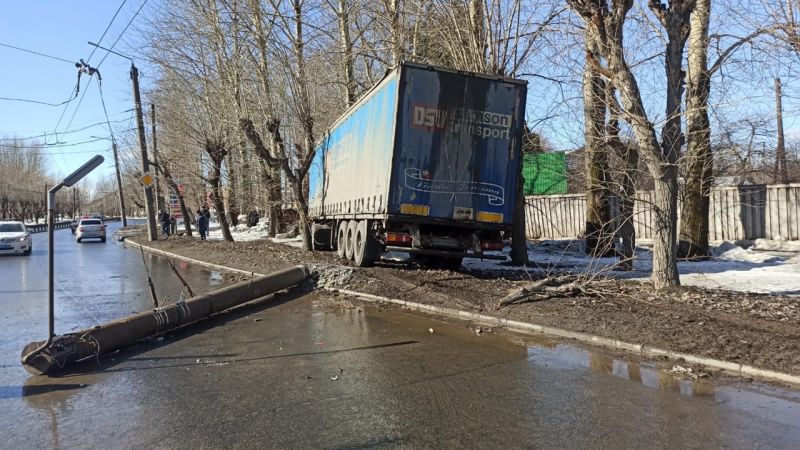 В Кирове на Производственной грузовик налетел на опору ЛЭП