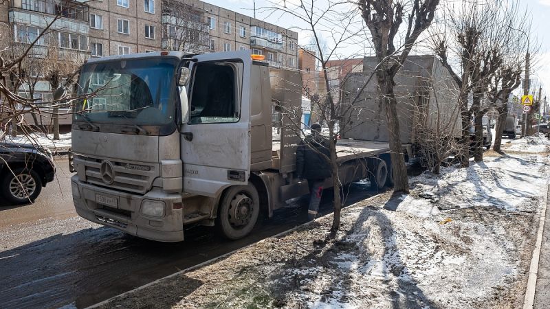 В Кирове эвакуируют припаркованные с нарушением большегрузы