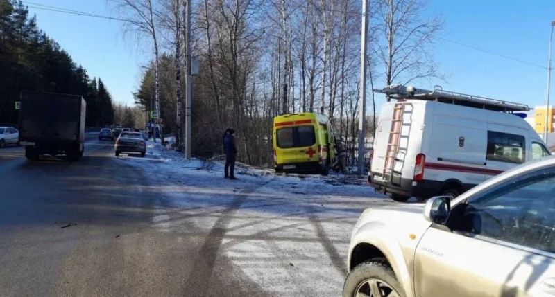 В Кирове, уходя от столкновения,  «скорая» наехала на дерево