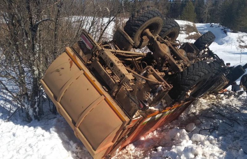 В Унинском районе опрокинулся КАМАЗ, пострадал водитель большегруза