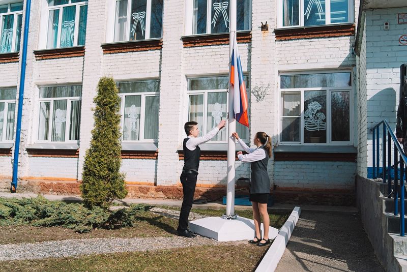 В кировской школе торжественно подняли российский флаг