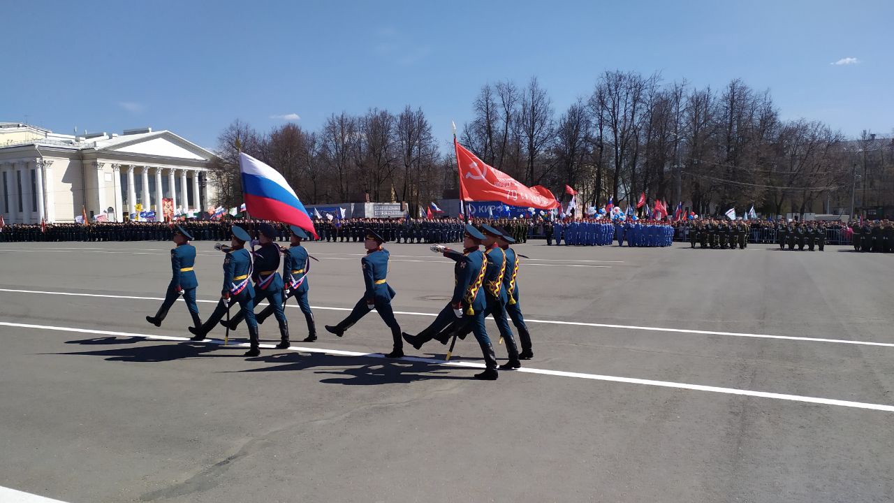 На Театральной площади проходит парад в честь 77 годовщины Победы