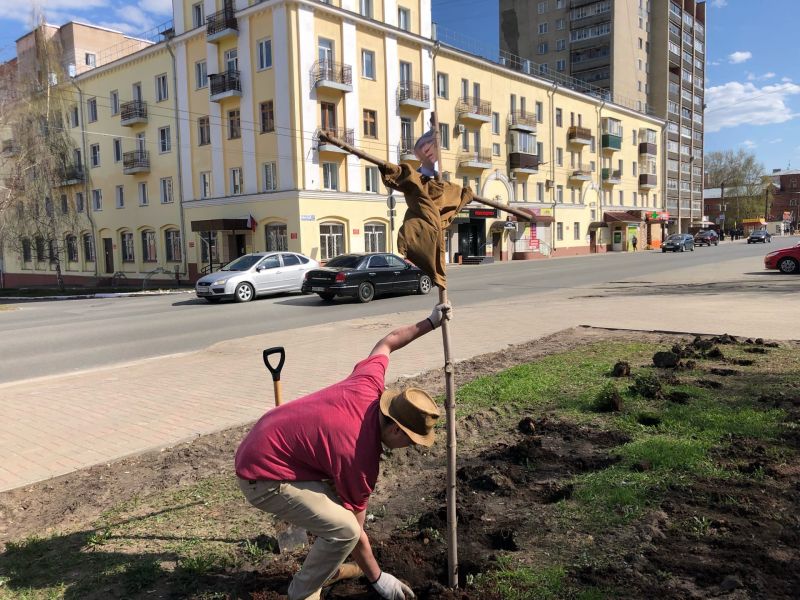 Кировский активист посадил картофель на клумбе у Дворца Бракосочетания