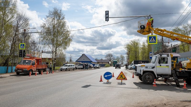 В Кирове начали устанавливать новые светофоры